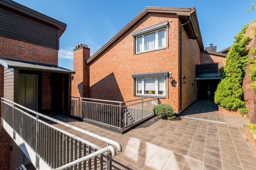 Velkommen til Husøystrand 5B - en sjelden mulighet til å sikre seg en toppleilighet som kombinerer privatliv, sjøkontakt og utsikt i en klasse for seg. Galleribilde