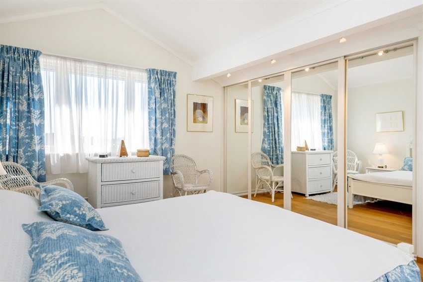 Her er det god plass til dobbeltseng, nattbord på hver side og øvrig møblement. Galleribilde