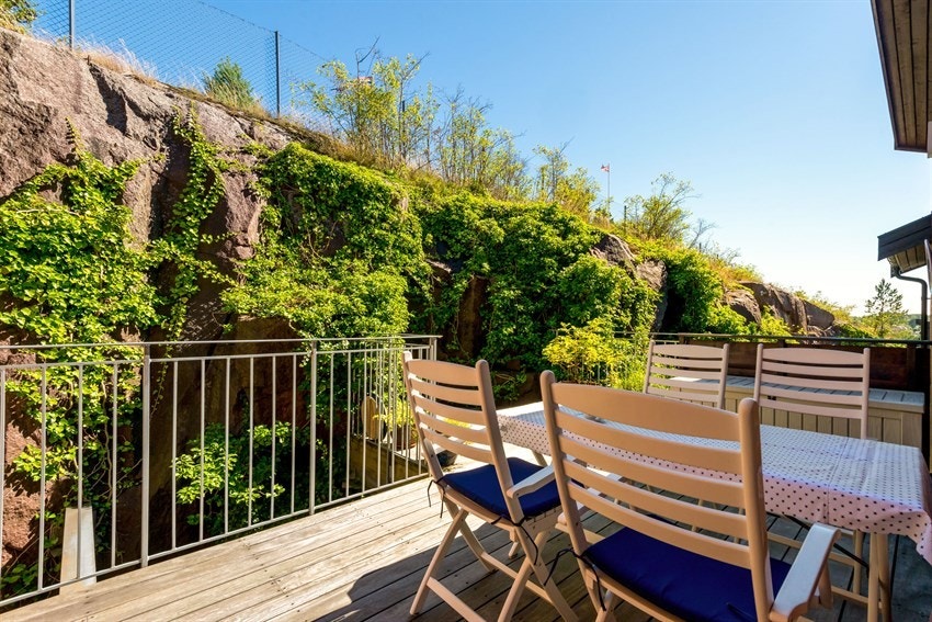 Deilig veranda i bakkant av boligen hvor man kan nyte morgensolen. Galleribilde