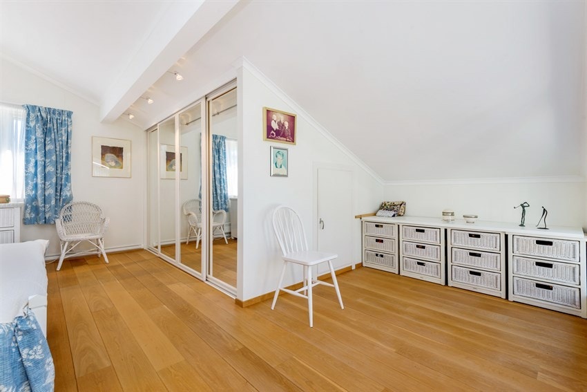 Soverommet har også en liten bod i kneveggen og plass til en kommode..jpg Galleribilde