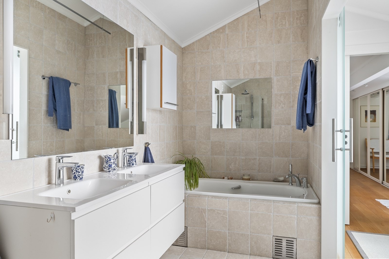 Lekkert bad i 2.etasje. Her er det badekar, dobbel servant, dusj og vegghengt toalett. Galleribilde