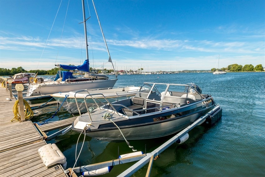 Som en ekstra dimensjon følger andel i sameiets bryggeanlegg, der leiligheten har egen båtplass. Galleribilde