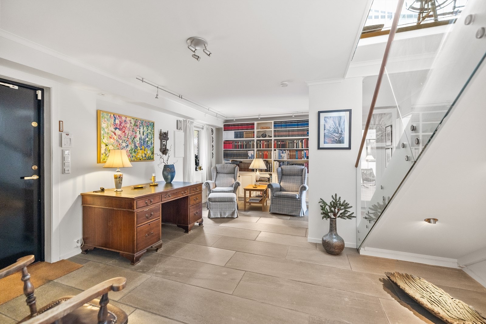 Inngangsparti med garderobeløsning, samt er det skifer med varmekabler i gulv. Galleribilde