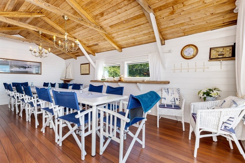 Sameiets strandparsell og strandhus med Strandstue gjør dette til et sted som er like perfekt for sosiale sammenkomster som for rolige dager ved vannkanten. Galleribilde