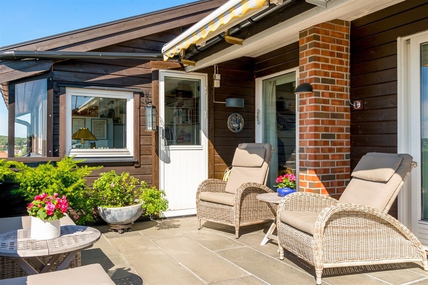 På terrassen er det naturlige soner for sittegrupper og beplantning. Galleribilde