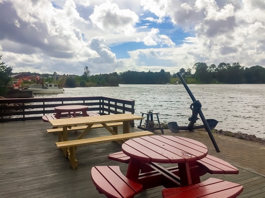 Her er det kort vei for å tusle ned til bryggeanlegget for å se på sjølivet. Galleribilde