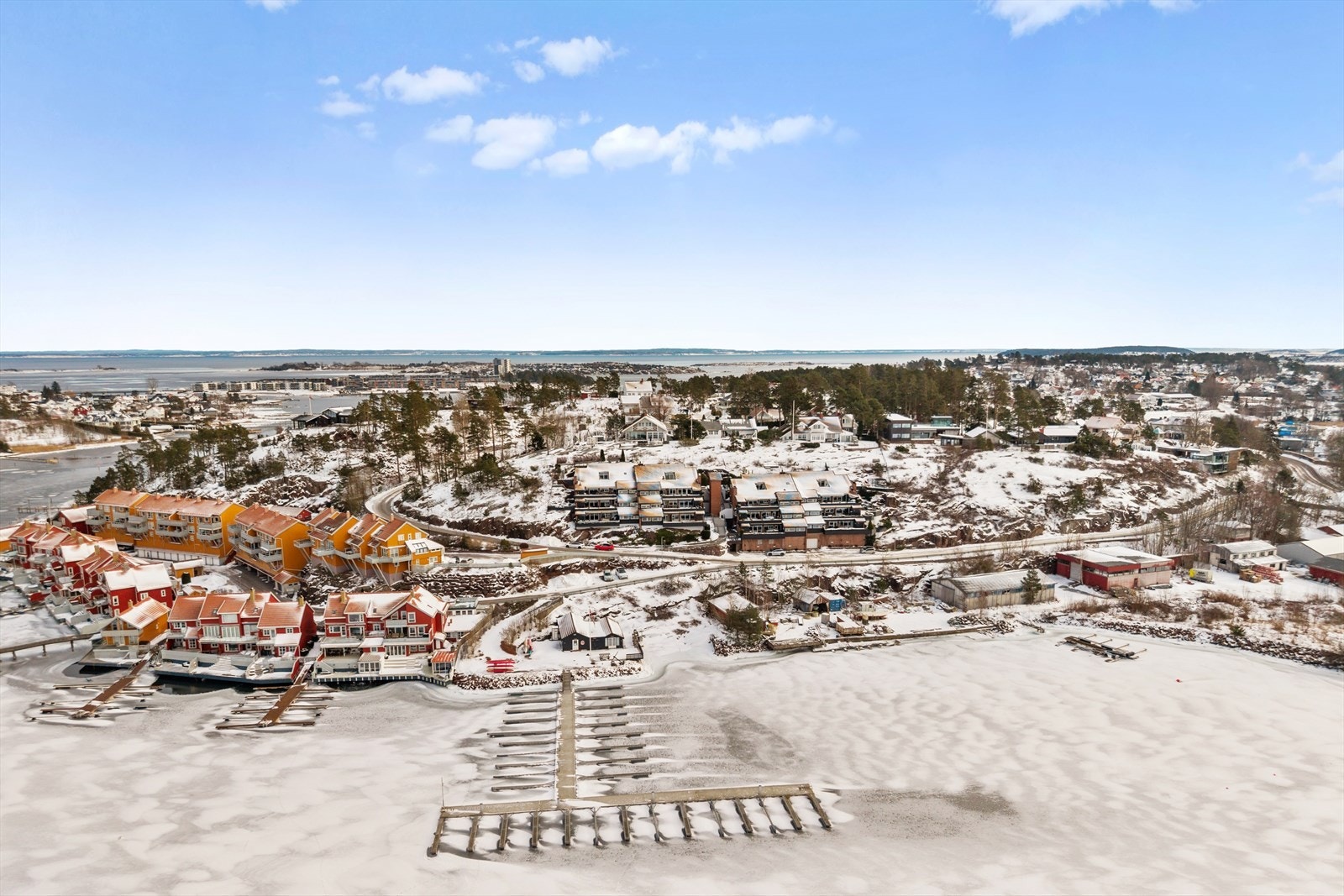 Det er sjelden å få denne kombinasjonen: en eksklusiv toppleilighet med terrasse-liv i høyden - og samtidig direkte tilgang til sjøen og et maritimt fellesskap. Galleribilde