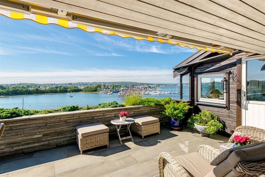 Skjermet flott veranda med storlagen utsikt og sol til sene kvelden. Galleribilde