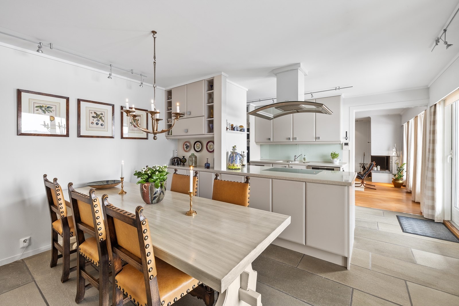 Her er det god plass til et romslig spisebord for hyggelige middager med gode venner eller familie. Galleribilde