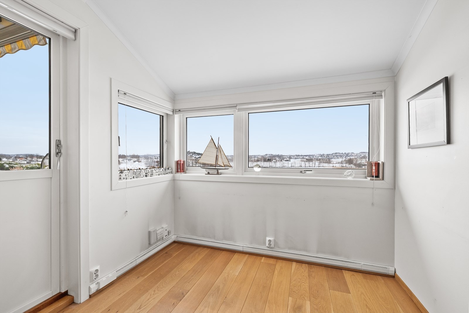 Ellers er det kontor ved siden av med utgang til terrassen. Galleribilde