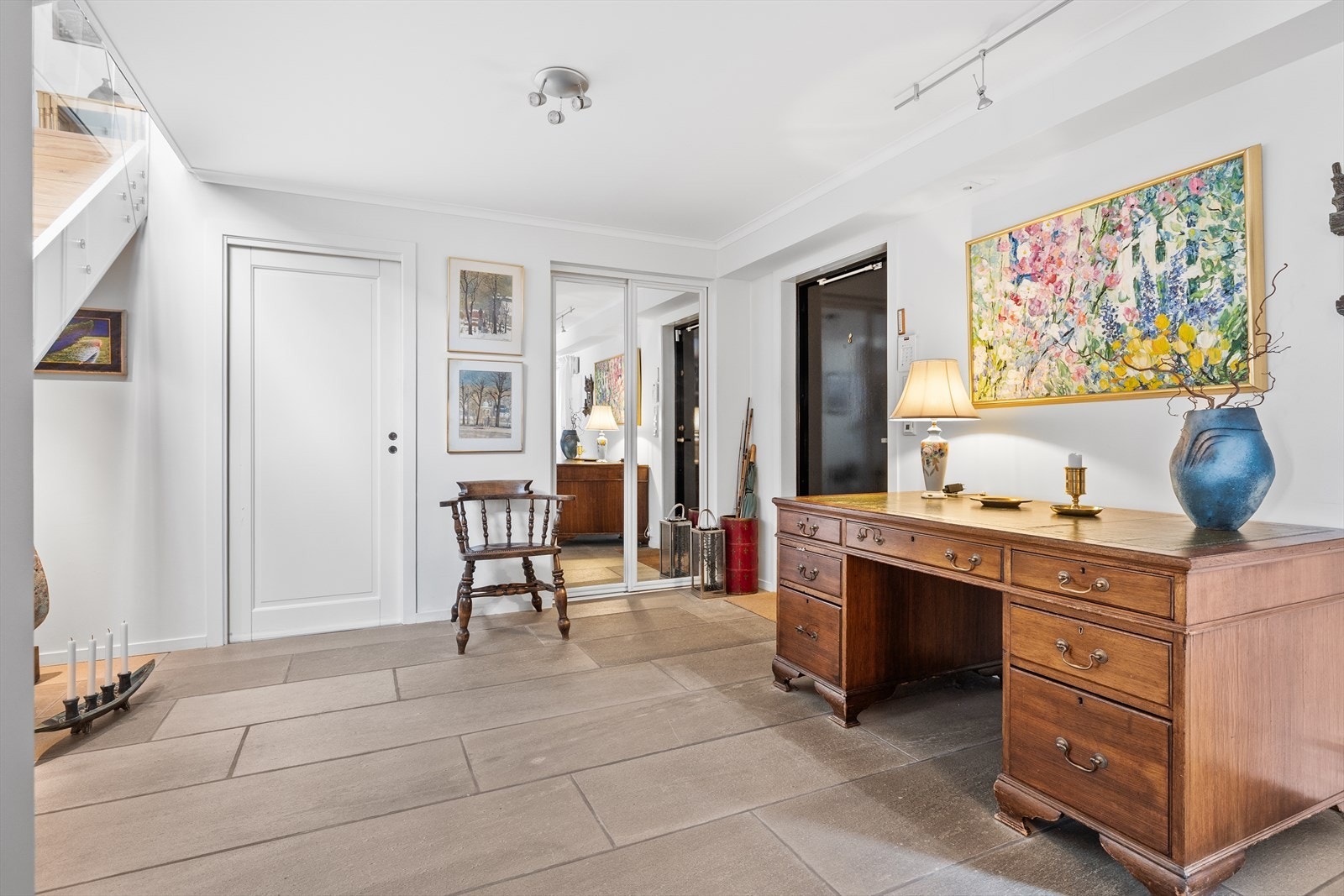 Når du kommer inn i boligen, er det første du møter en trivelig entré. Galleribilde