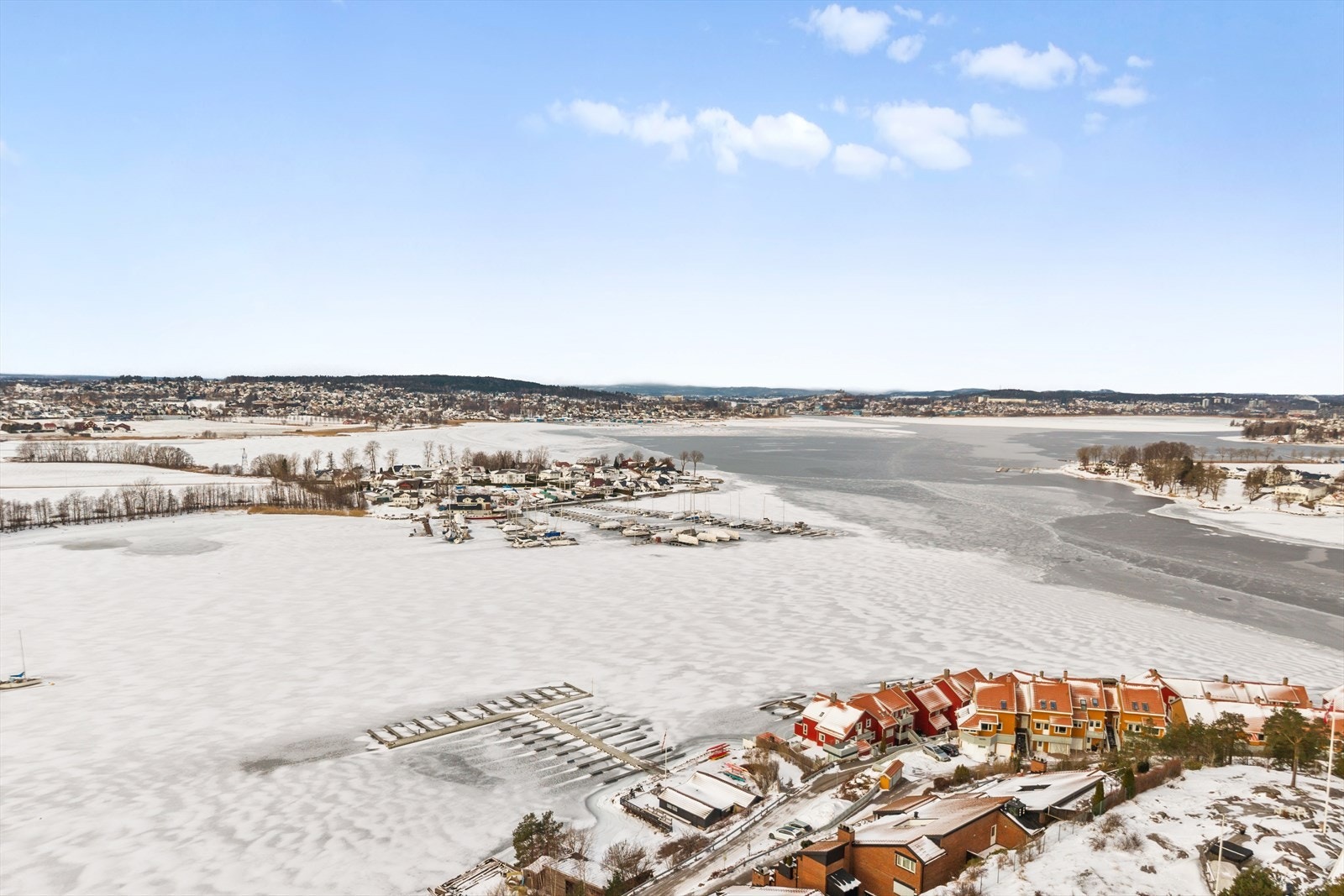 Her får du en kombinasjon av rolige og naturskjønne omgivelser, samt kort vei til både lokale servicetilbud og byliv i Tønsberg! Galleribilde