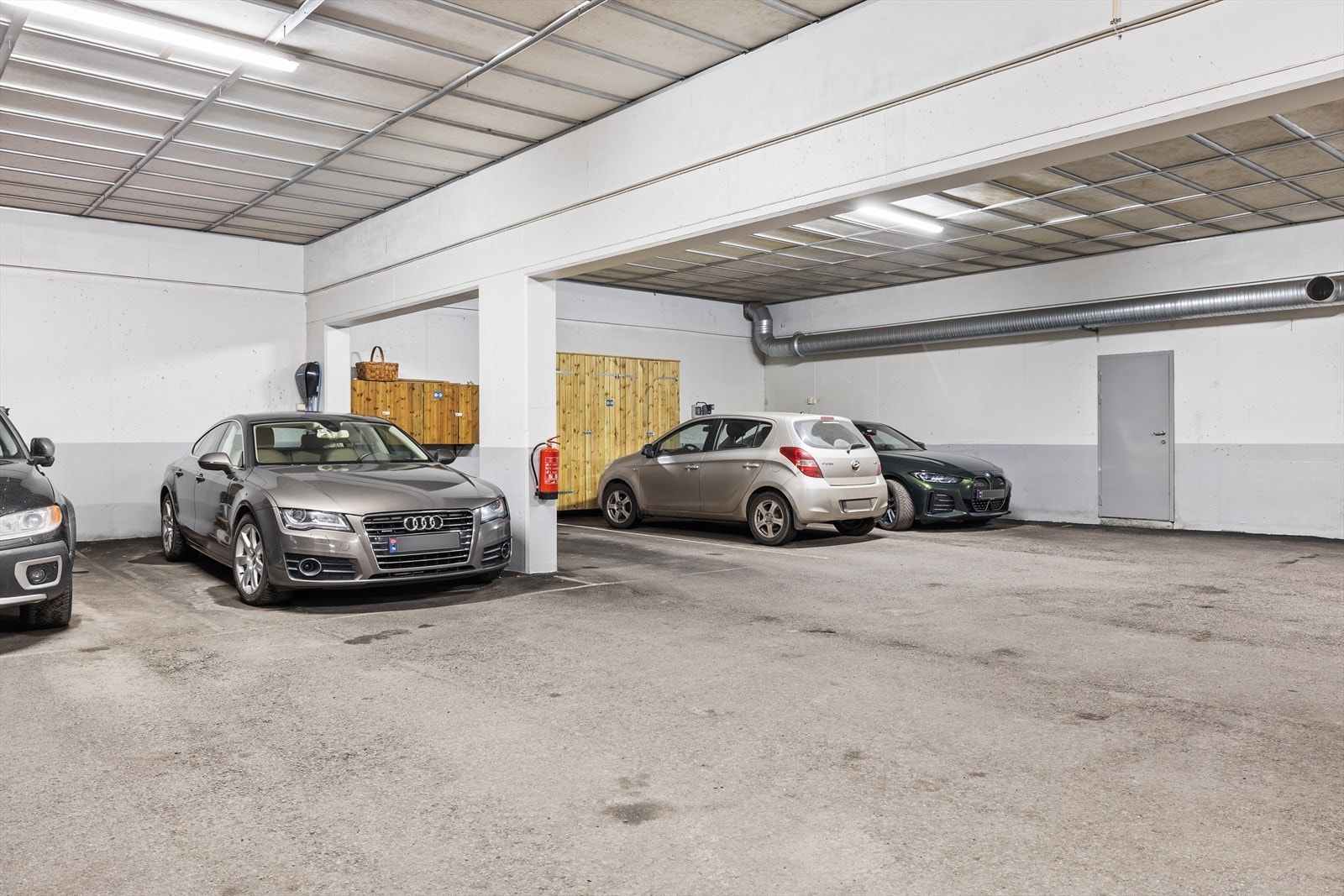 Til boligen medfølger det to garasjeplasser. Galleribilde