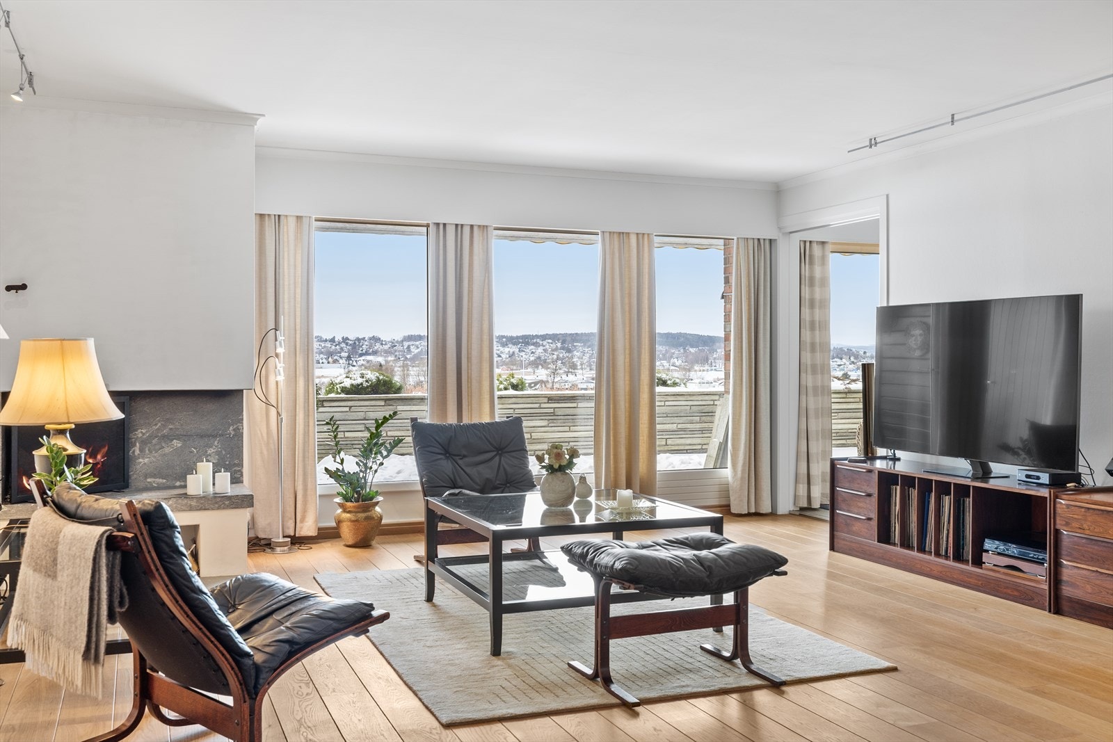 Det er store vindusflater med flott utsikt som slipper inn rikelig med naturlig lys i boligen. Du har og utgang til verandaen herfra. Galleribilde