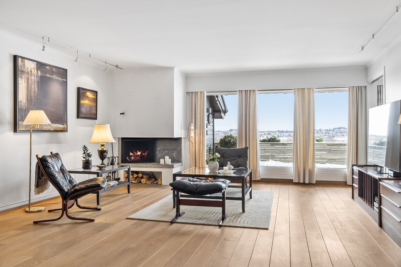 I tillegg finner du en koselig peis, som bidrar til varme og hygge på kalde høst- og vinterdager. Galleribilde