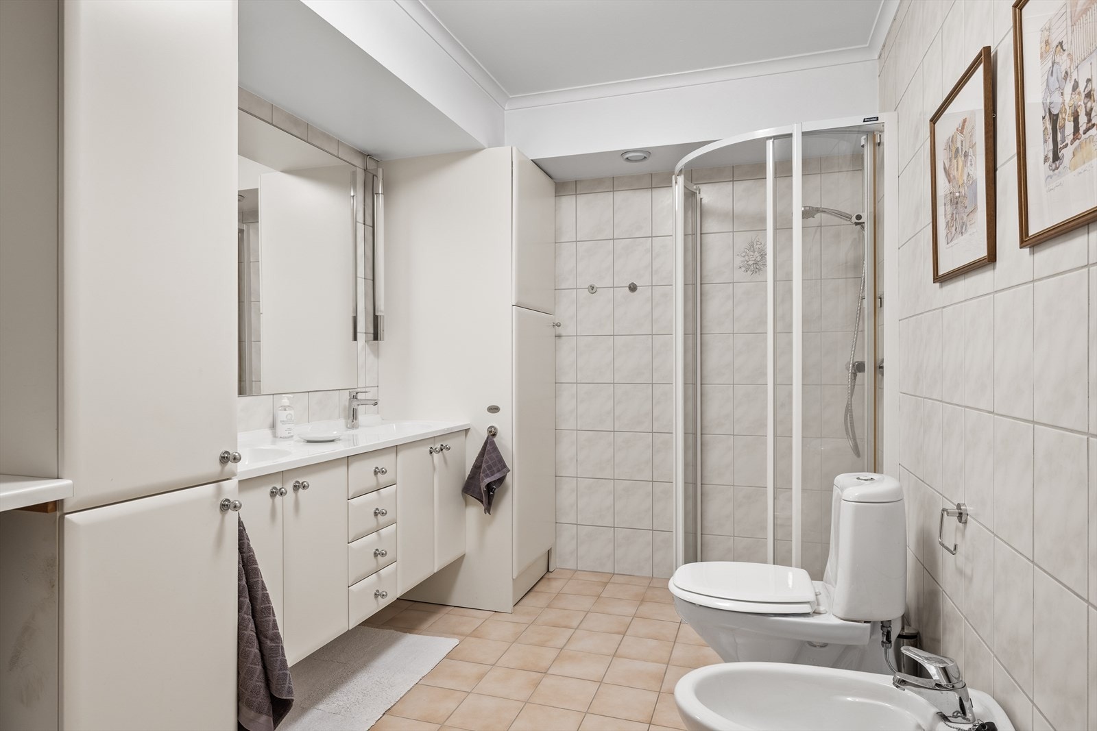Badet er meget romslig med dusjhjørne, toalett og bidé. Galleribilde