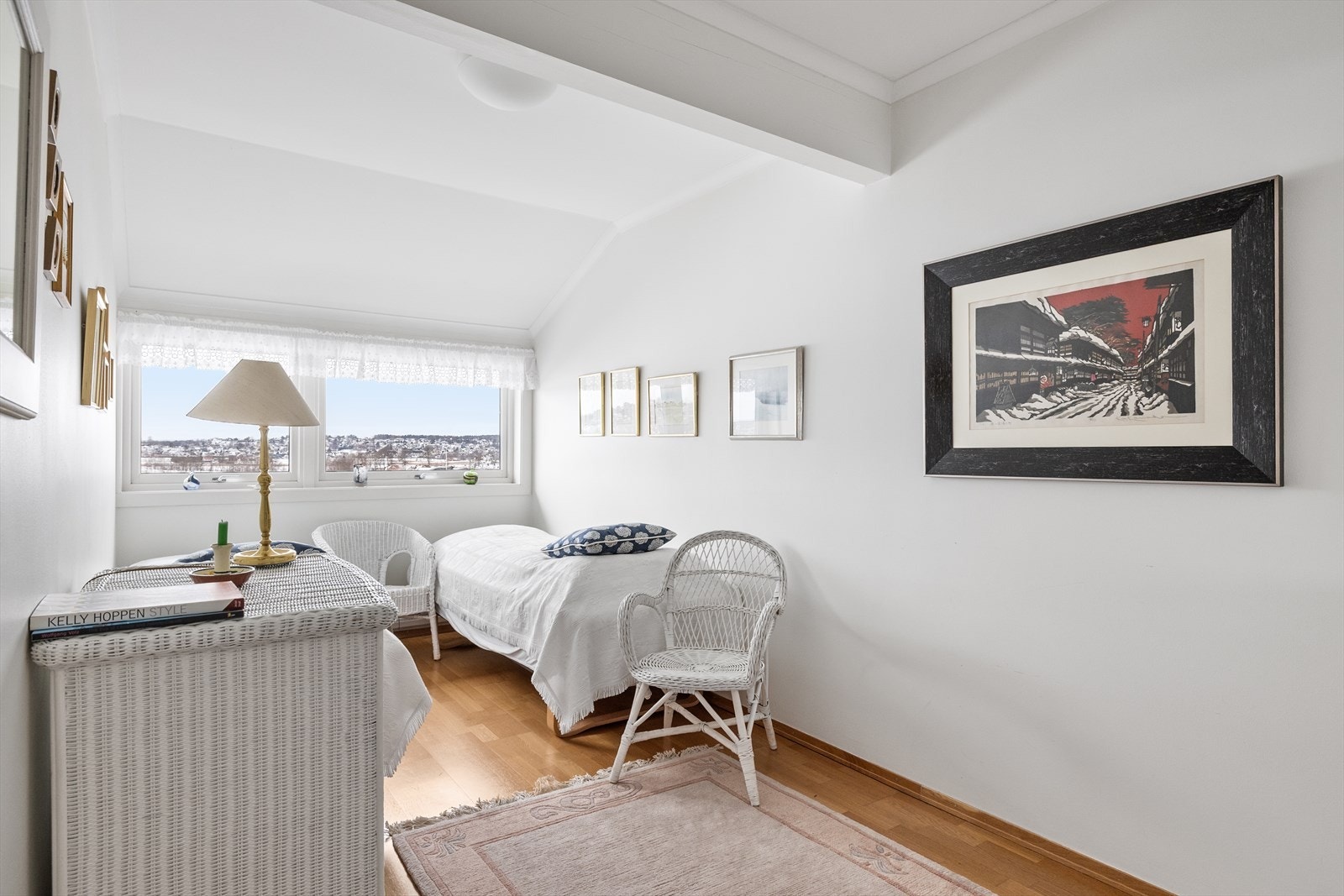 I boligens 1. etasje finner du et lyst og pent gjesterom. Galleribilde