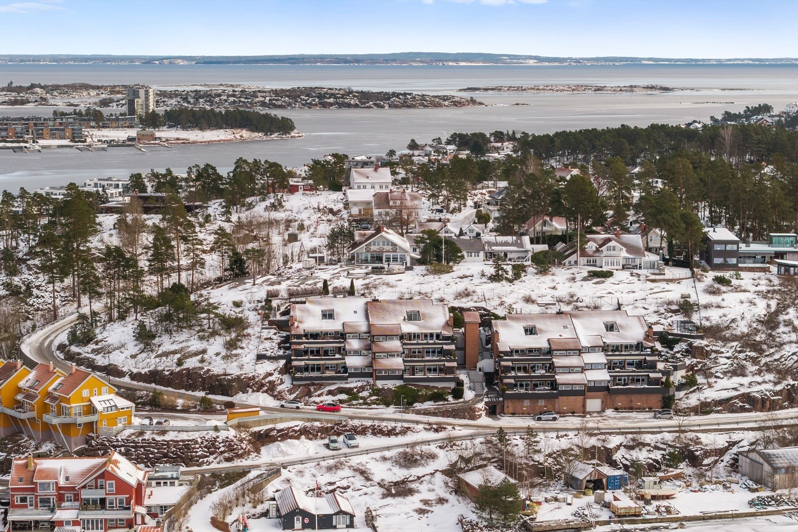 Dette er en bolig for deg som ønsker det beste av flere verdener: arkitektur og kvalitet, plass og privatliv, utsikt og sol, samt den helt spesielle nærheten til sjøen. Galleribilde