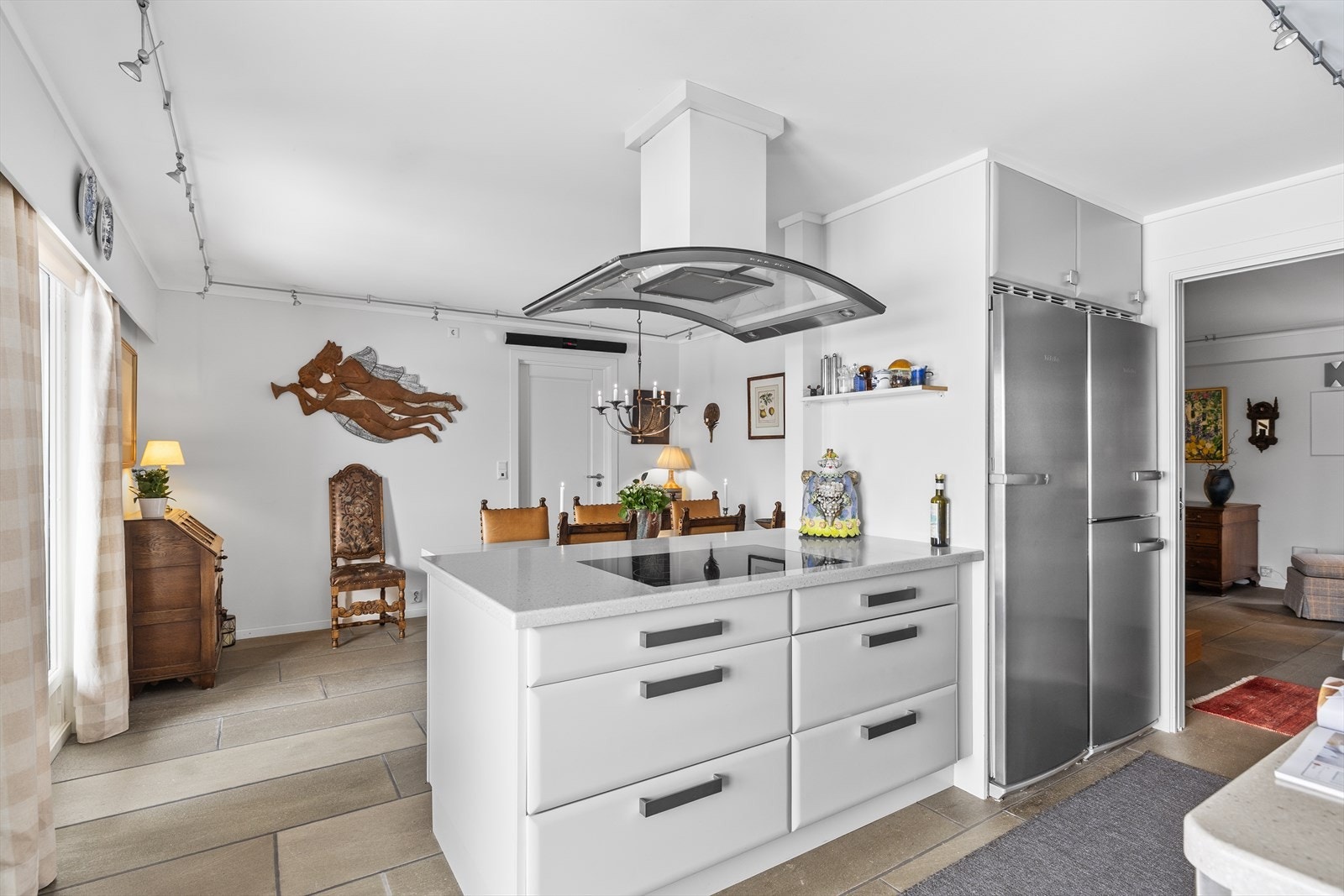 Meget pent kjøkken fra Huseby. Skifer med varmekabler på gulv. Galleribilde