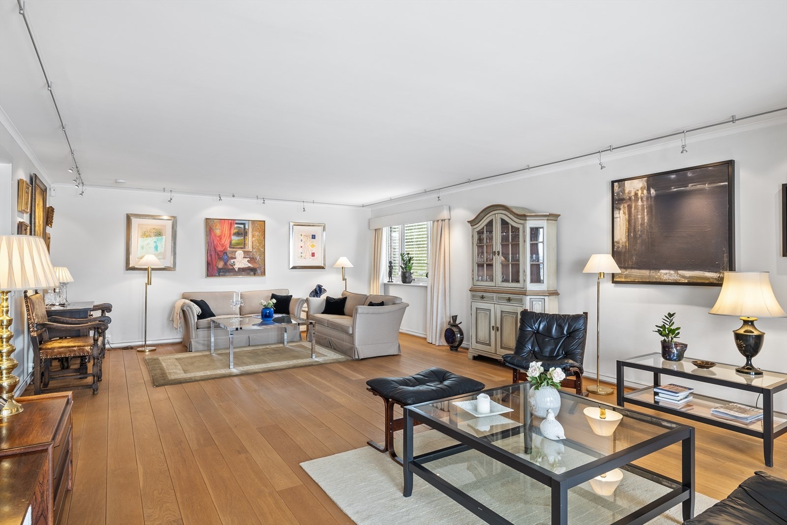 Med over 200 kvm over de to øverste etasjene bor du høyt, fritt og usjenert til. Galleribilde