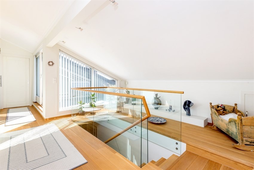 Leiligheten strekker seg over de to øverste etasjene og byr på en sjelden romfølelse og flyt. Galleribilde