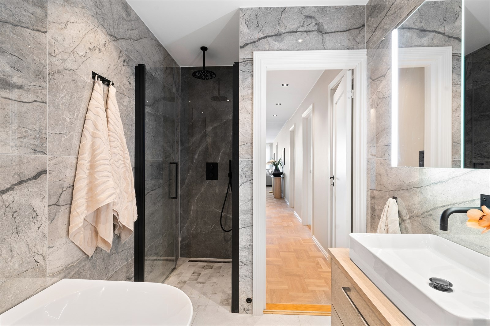 Dette er en sjelden mulighet til å flytte inn i et påkostet og tiltalende hjem i et ettertraktet område. Galleribilde