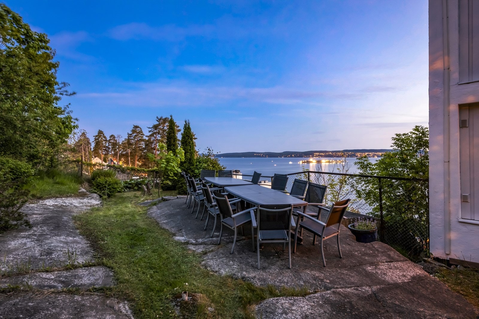 Flott, felles uteplass som inviterer til sosiale lag og hyggelige sammenkomster. Galleribilde