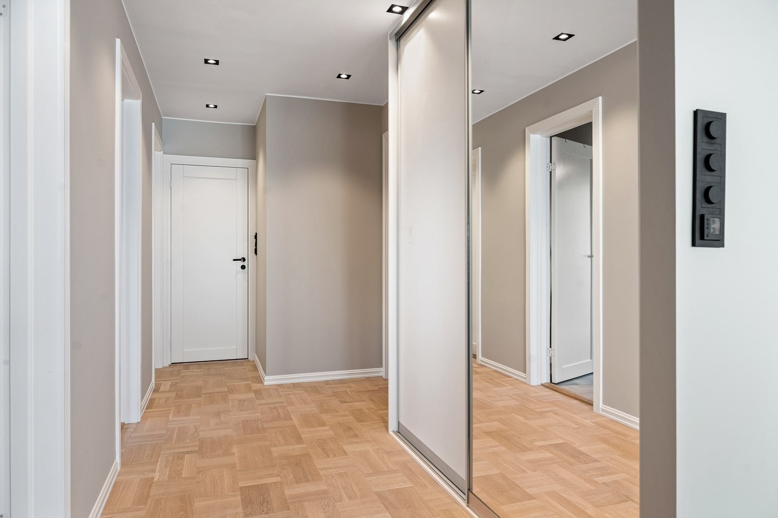 Leiligheten har en lys og innbydende entré som gir et godt førsteinntrykk. Entréen er romslig og praktisk utformet med enstavs eikeparkett på gulvet, som gir et helhetlig og elegant uttrykk. Galleribilde