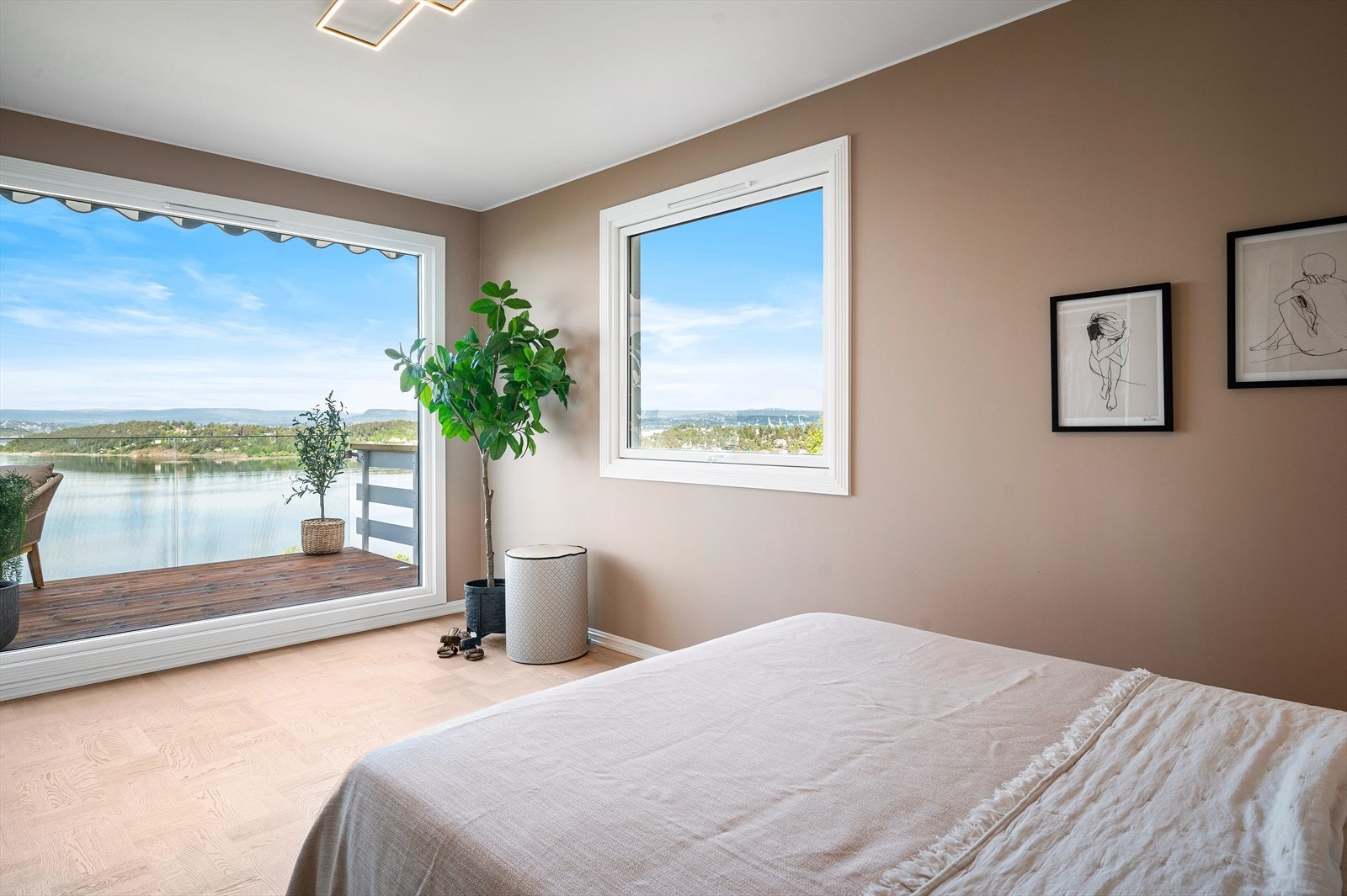 Spesielt store vindusflater som gir flott utsikt mot fjorden. Galleribilde