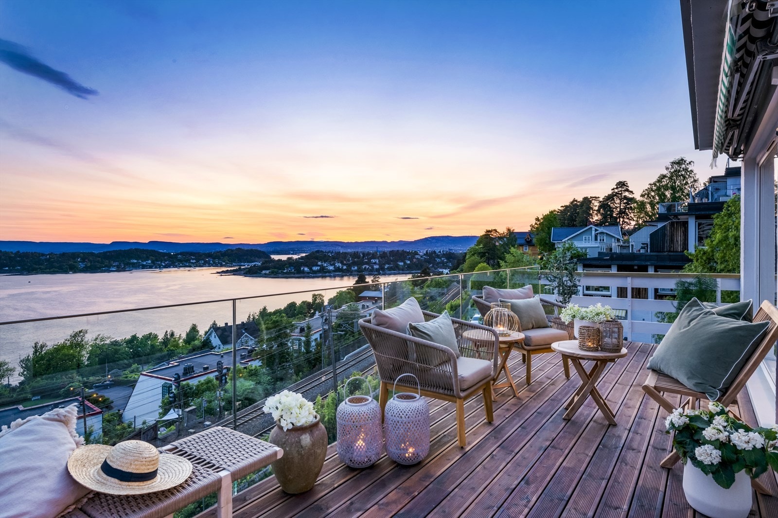 Her kan dere nyte solen dagen lang - og solnedgang når kvelden melder sin ankomst. Galleribilde