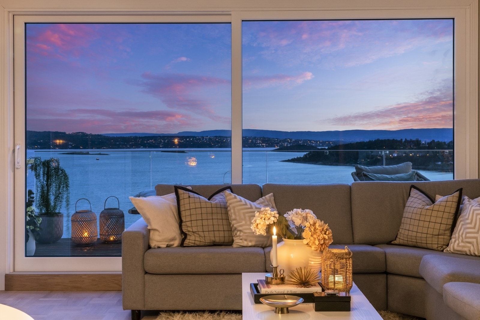 En hyggelig stuekrok hvor du kan velge mellom å sone ut til en god film, eller drømme deg bort til utsikten gjennom vinduene. Galleribilde