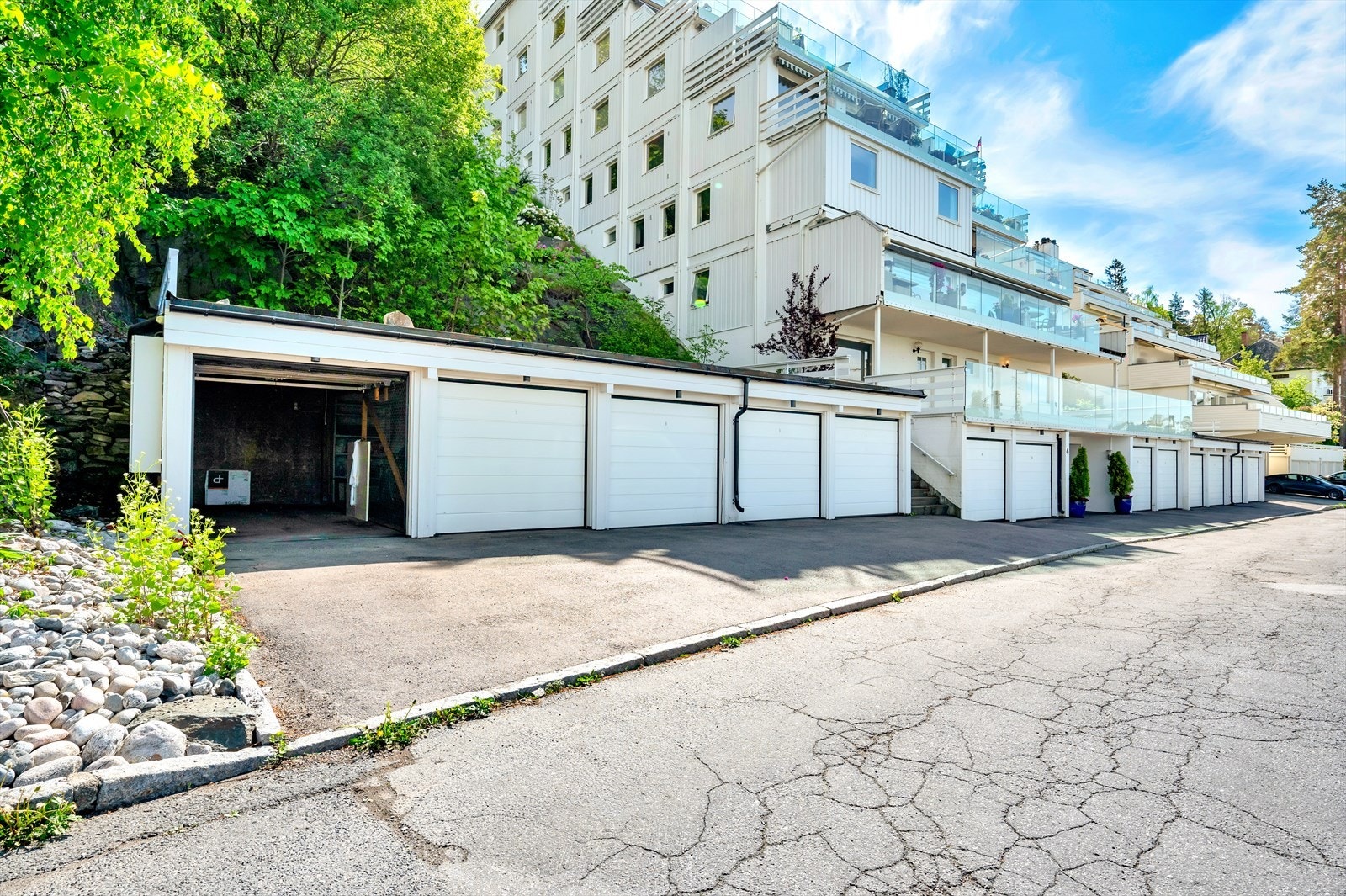 Det medfølger garasje med lader. Galleribilde