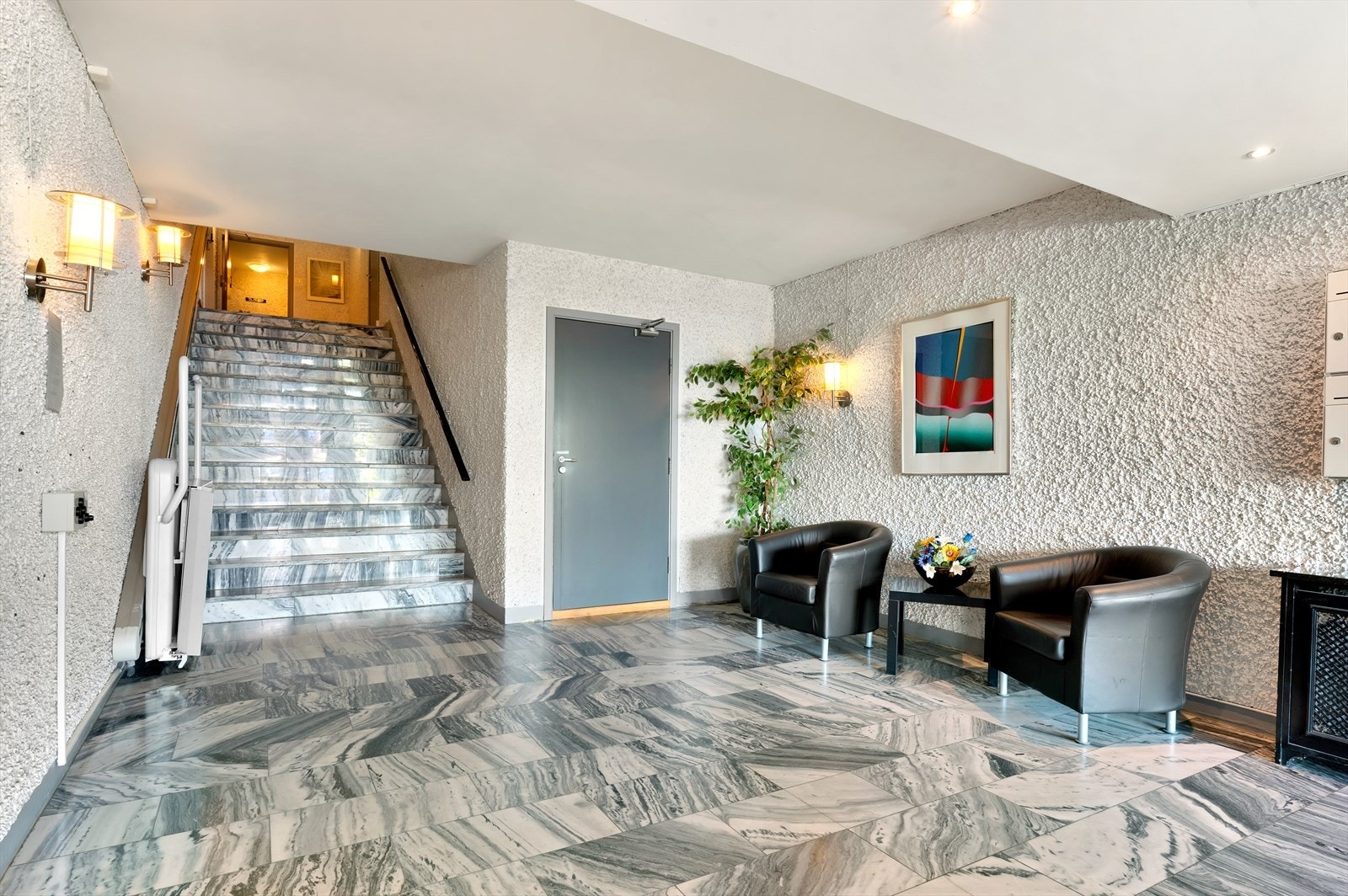 Innbydende, flislagt oppgang med heis. Galleribilde