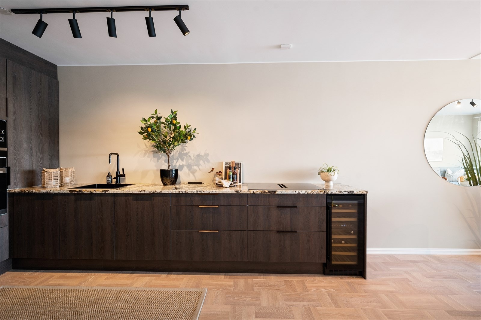 Vakker eikeparkett på gulvet. Galleribilde