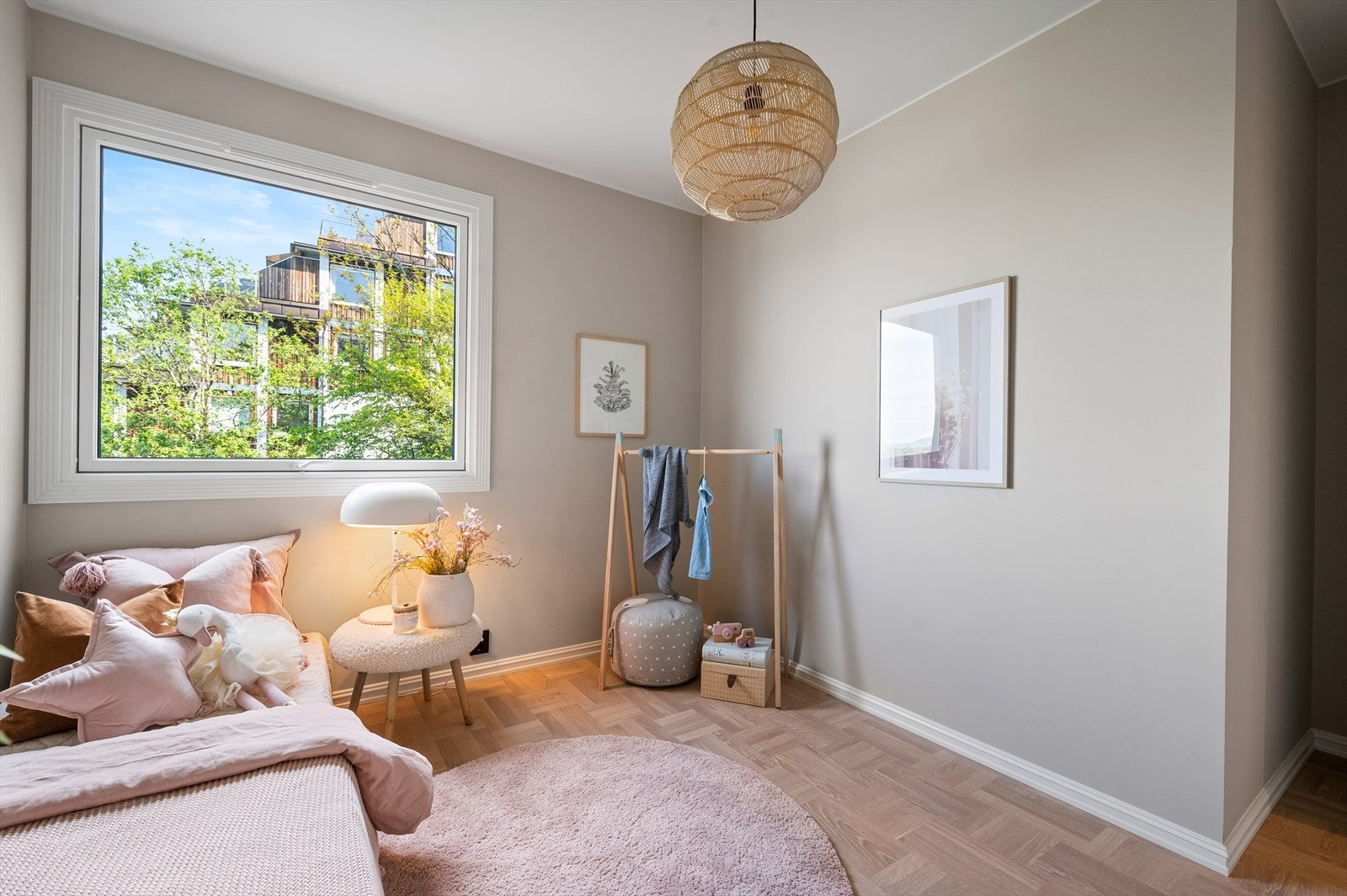 Det har god plass til seng, kommode og eventuelt et mindre skrivebord. Galleribilde