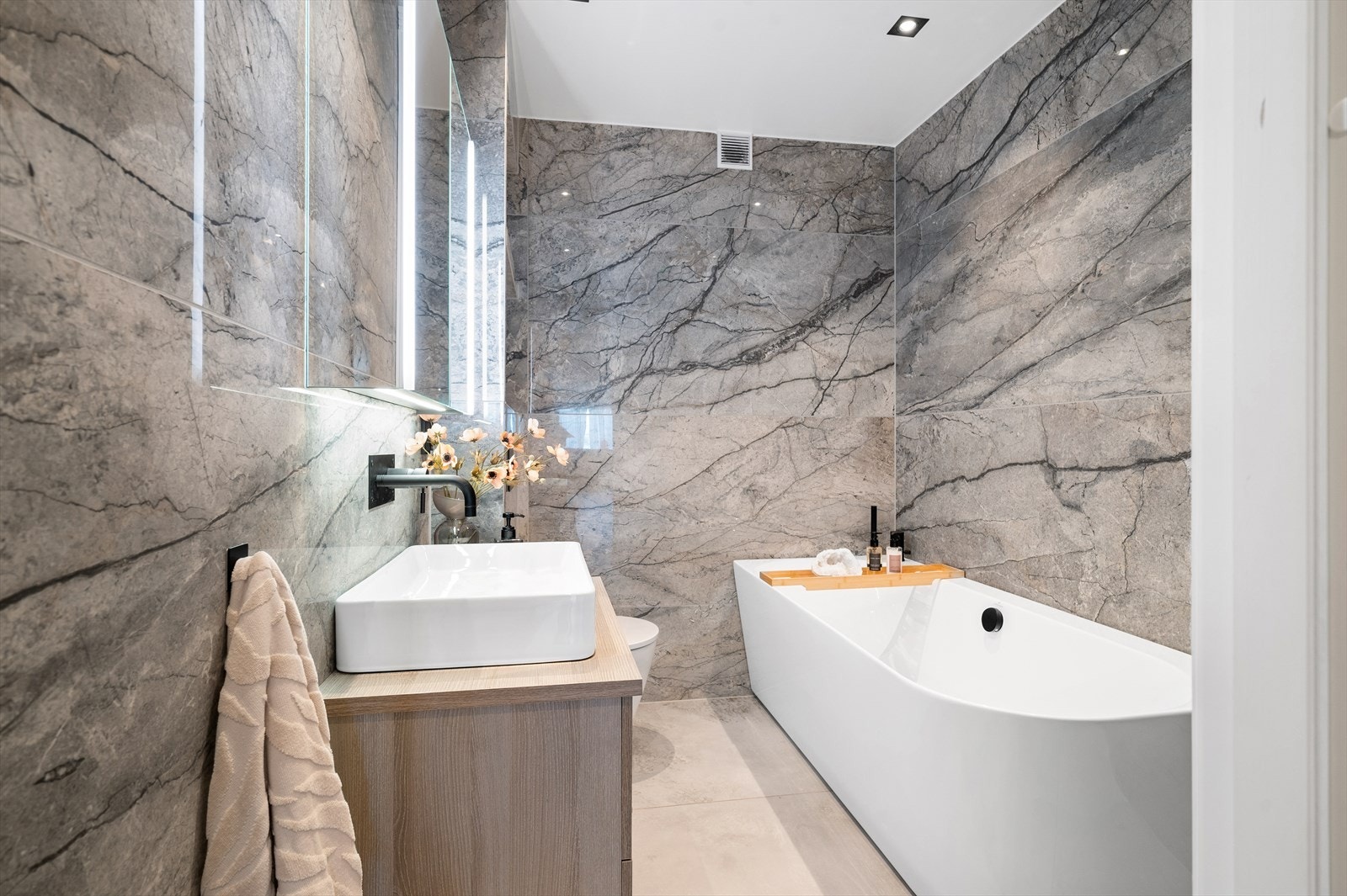 Badet gir en umiddelbar følelse av velvære, og deilig gulvvarme gir en lun start på dagen. Galleribilde