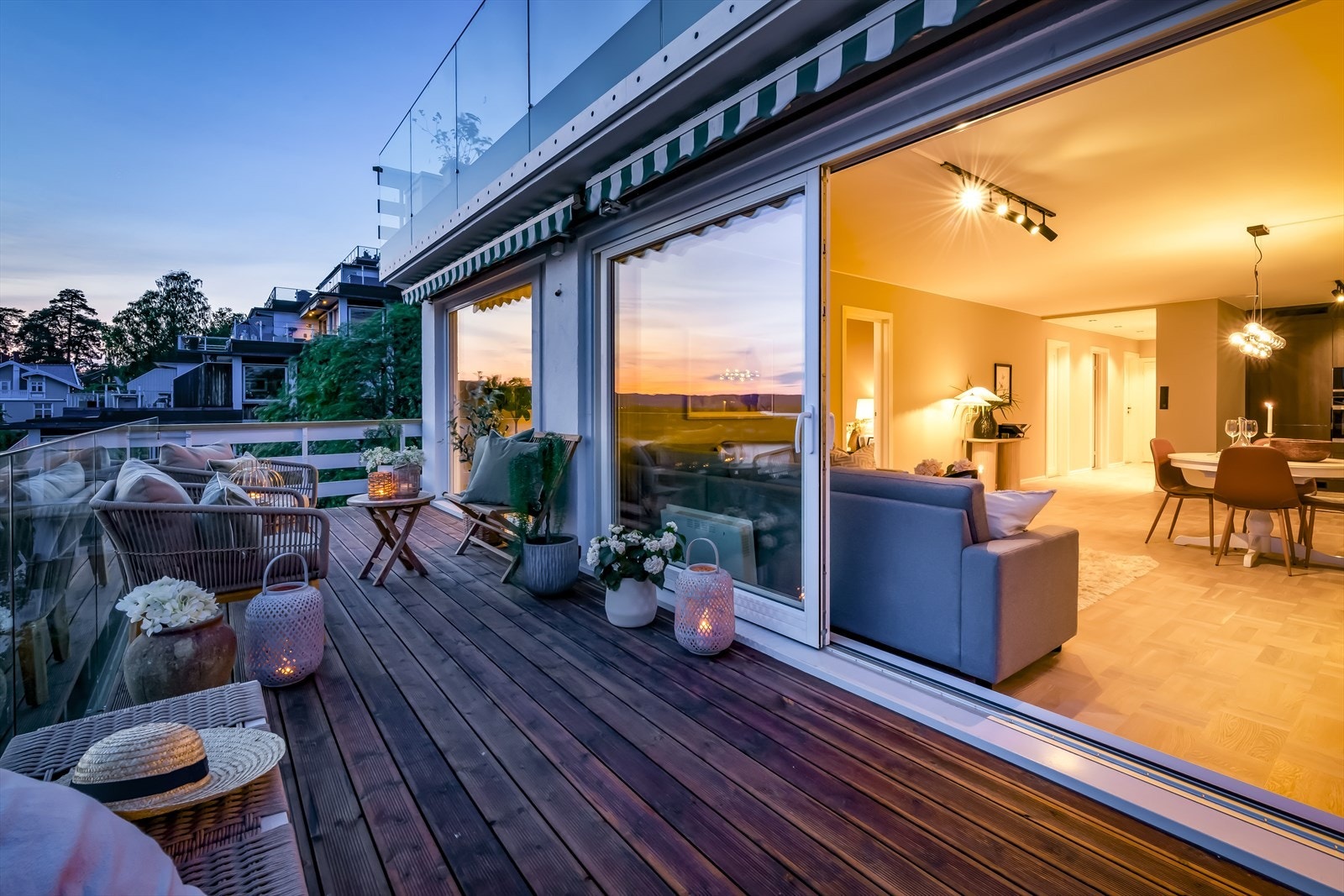 Store skyvedører sørger for en åpen og sømløs overgang mellom ute- og innerom. Galleribilde