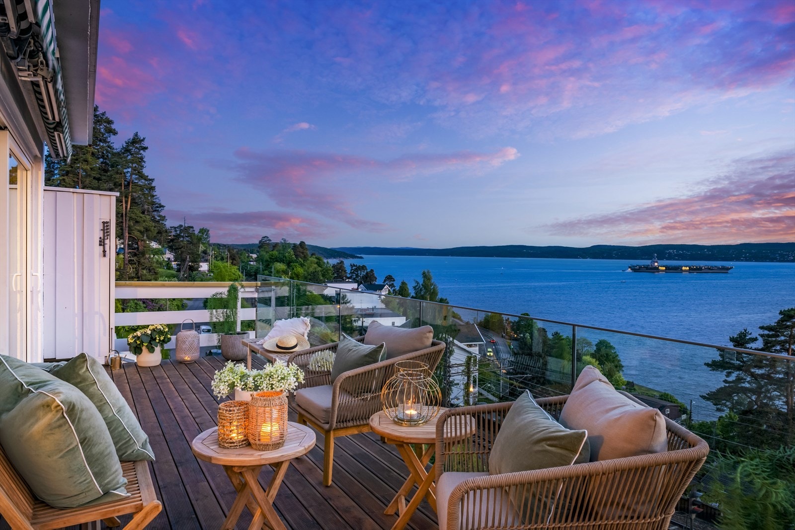 Fantastiske solnedganger kan nytes i godt selskap på balkongen. Galleribilde