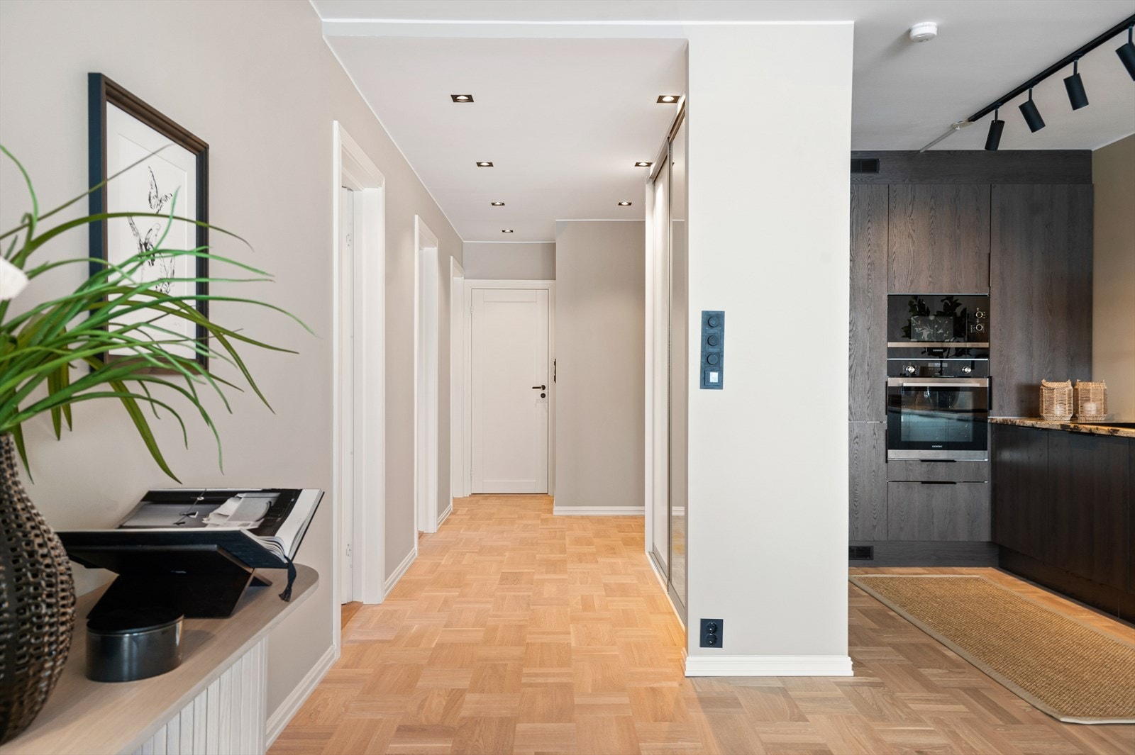 Lysmalte overflater og downlights i himlingen. Galleribilde