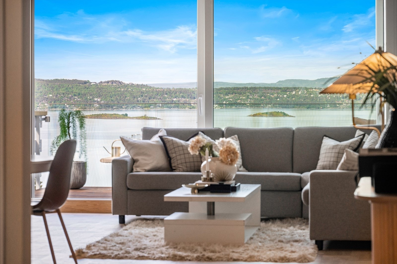 Som følge av store vindusflater, bader rommet i godt sollys på de fineste dagene. Galleribilde