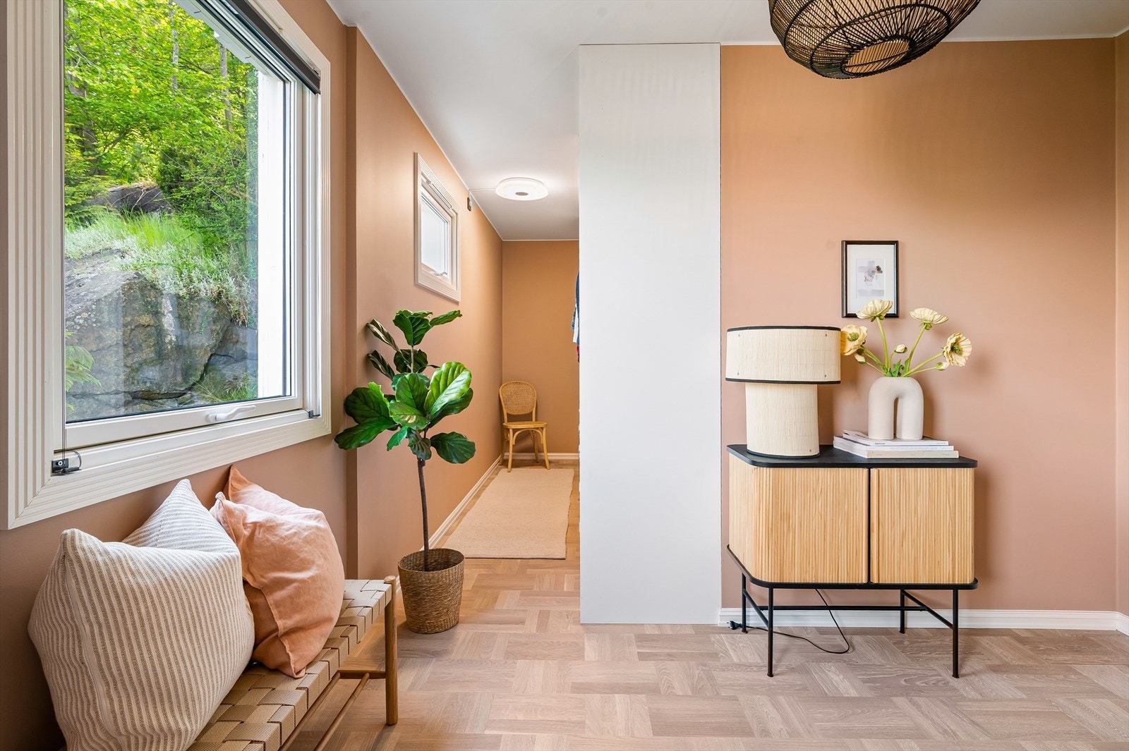 Det er god plass til seng og nattbord i rommets hoveddel, mens en egen avskjermet sone kan innredes som en praktisk garderobeløsning. Galleribilde