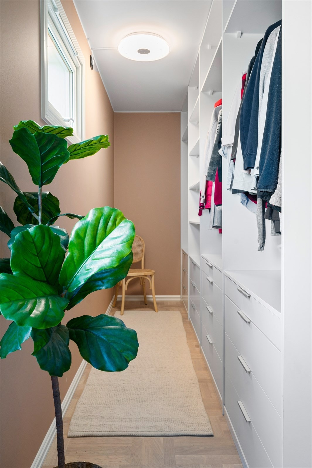 En praktisk garderobeløsning gjør det enkelt å ta vare på klærne dine på en vakker og praktisk måte. Galleribilde