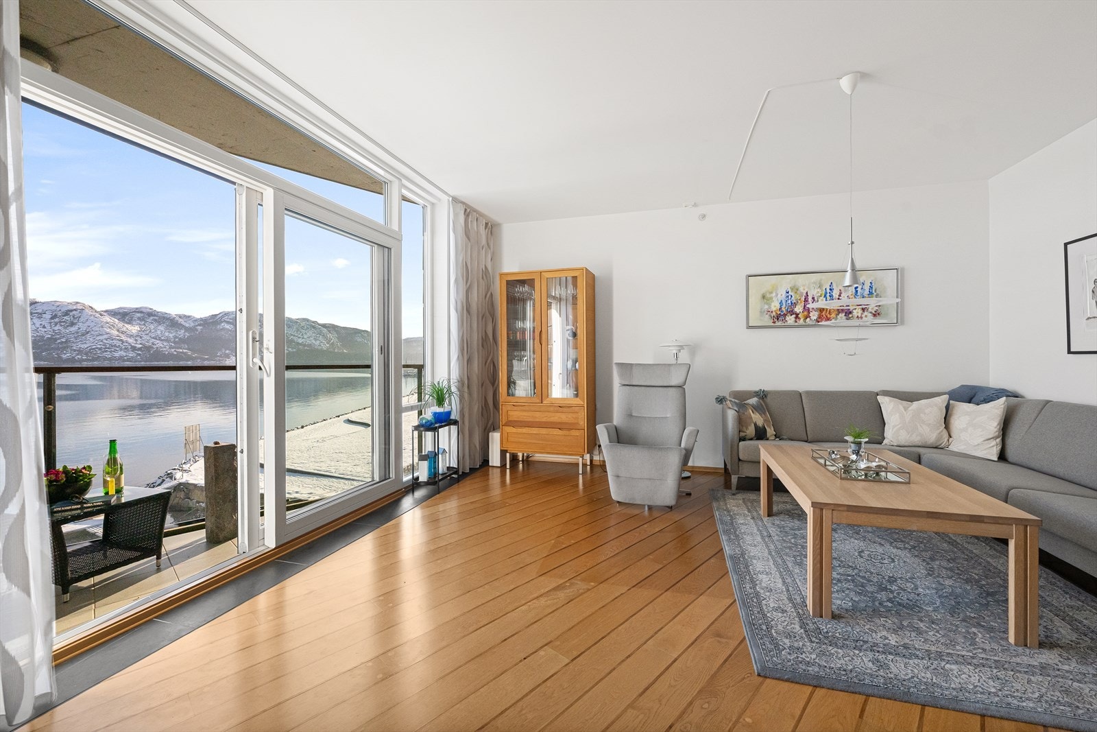 Store vindusfasader og mye lysinnslipp Galleribilde