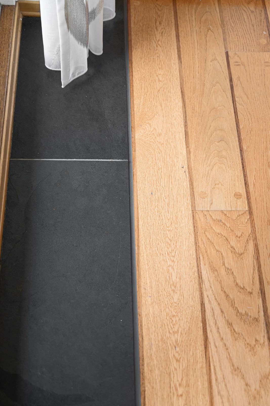 Området med flis har varmekabel for å slippe kald trekk fra vinduer Galleribilde