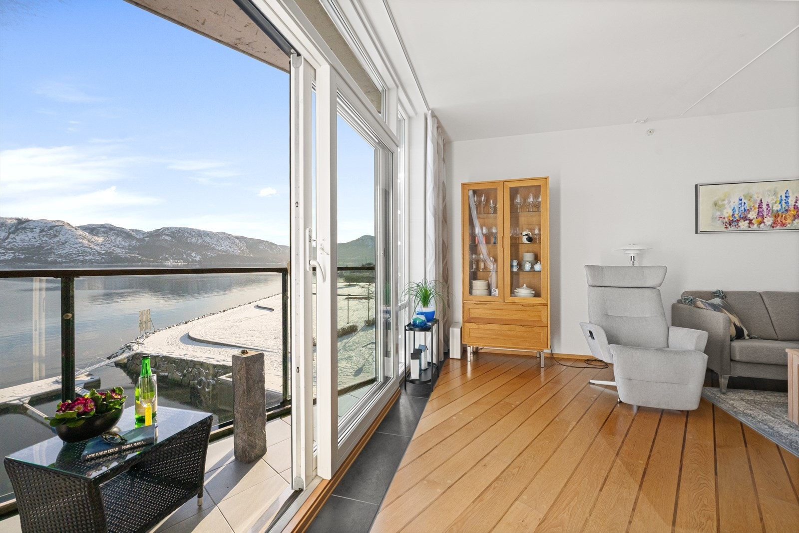 Nydelig utsikt mot fjorden. Her ligger du i første rekke og kan nyte morgen/formiddag i solen Galleribilde