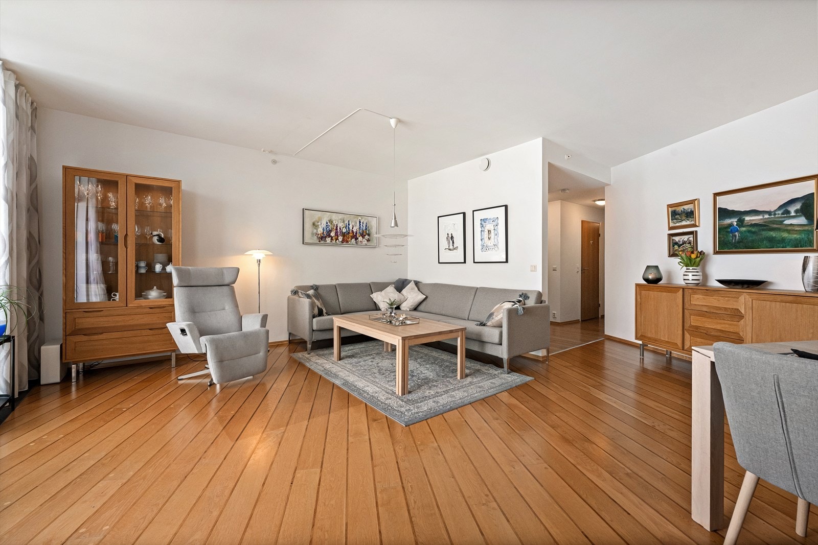 God plass til sofagruppe og spisebord Galleribilde