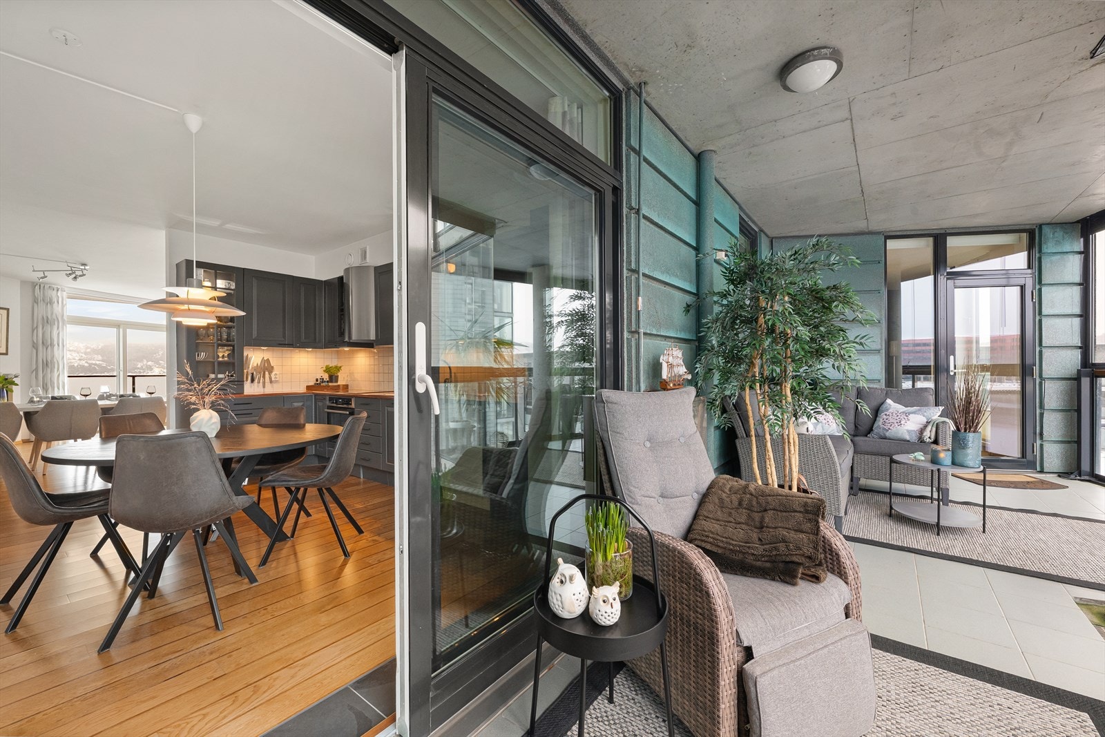 Direkte utgang til stor balkong fra kjøkkenet Galleribilde