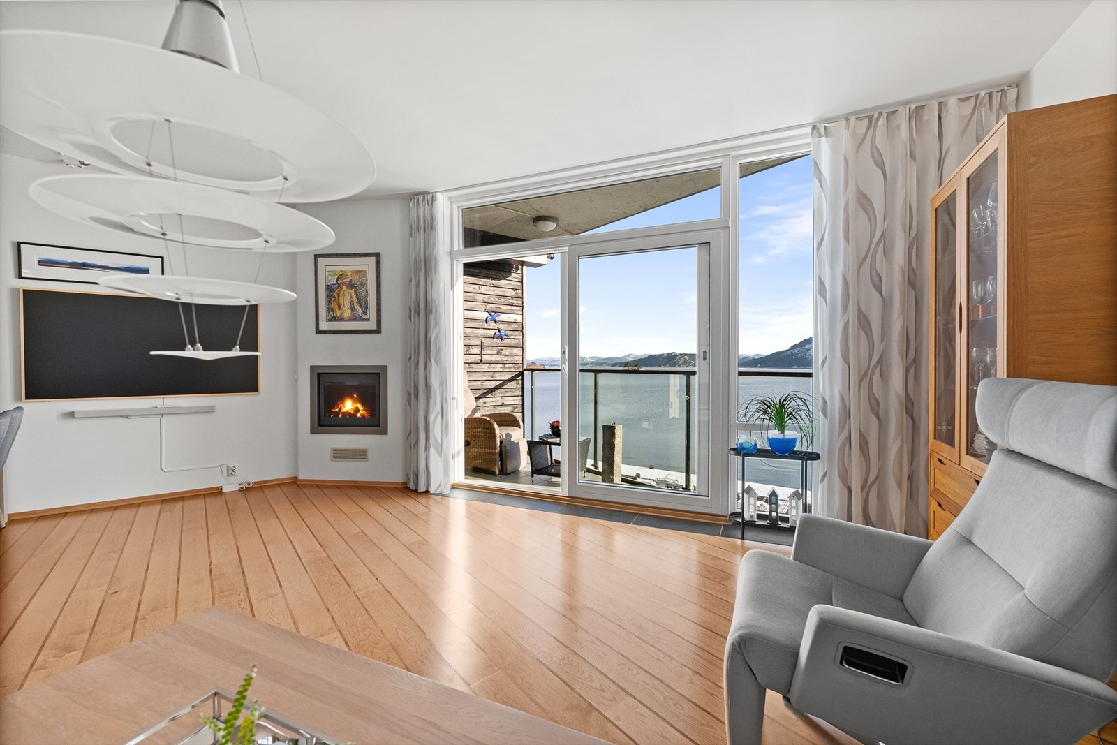 Stue med plass til sofagruppe og spisebord. Galleribilde