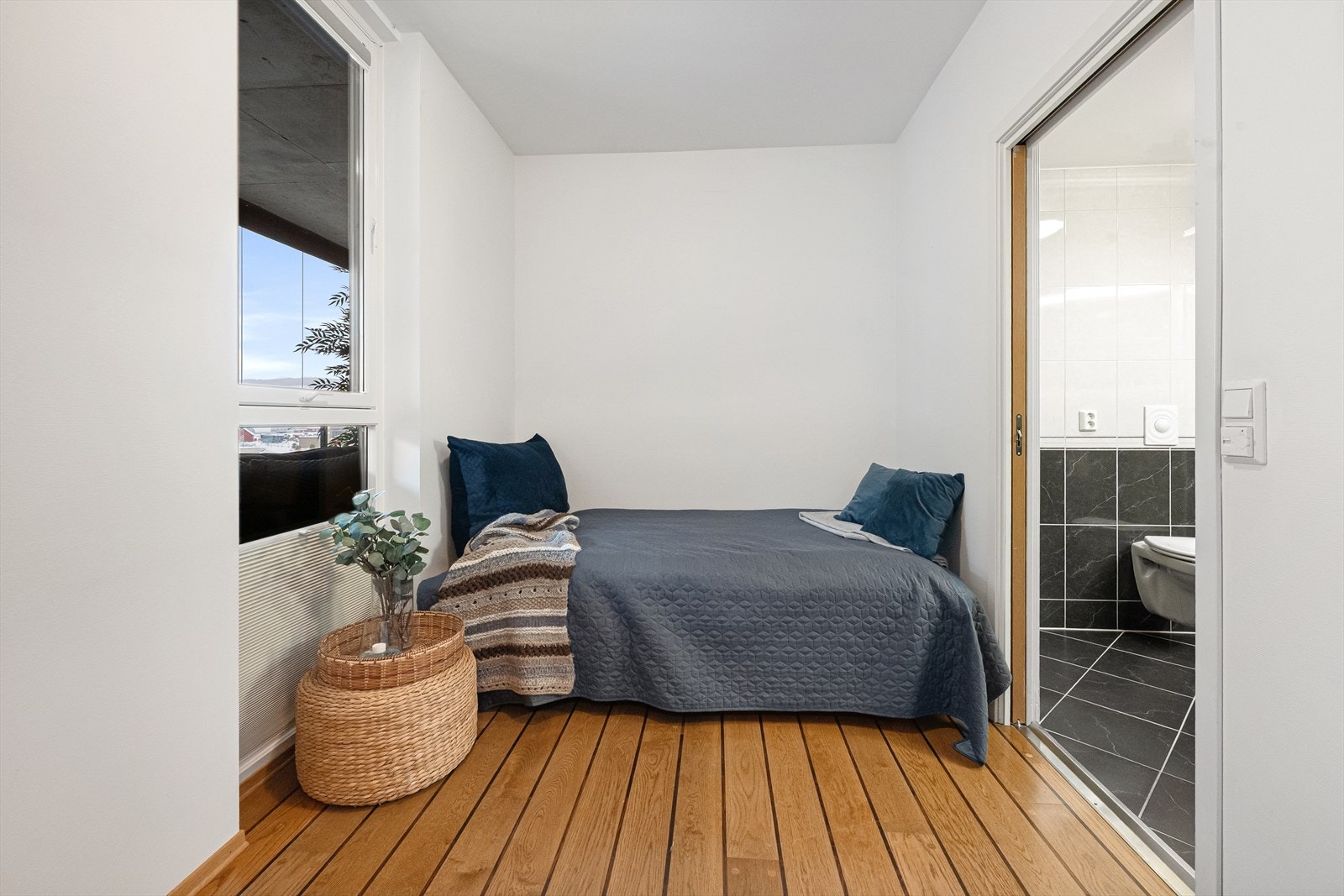 Sov 3 med direkte inngang til bad. Dette rommet kan brukes som Walk inn closet Galleribilde