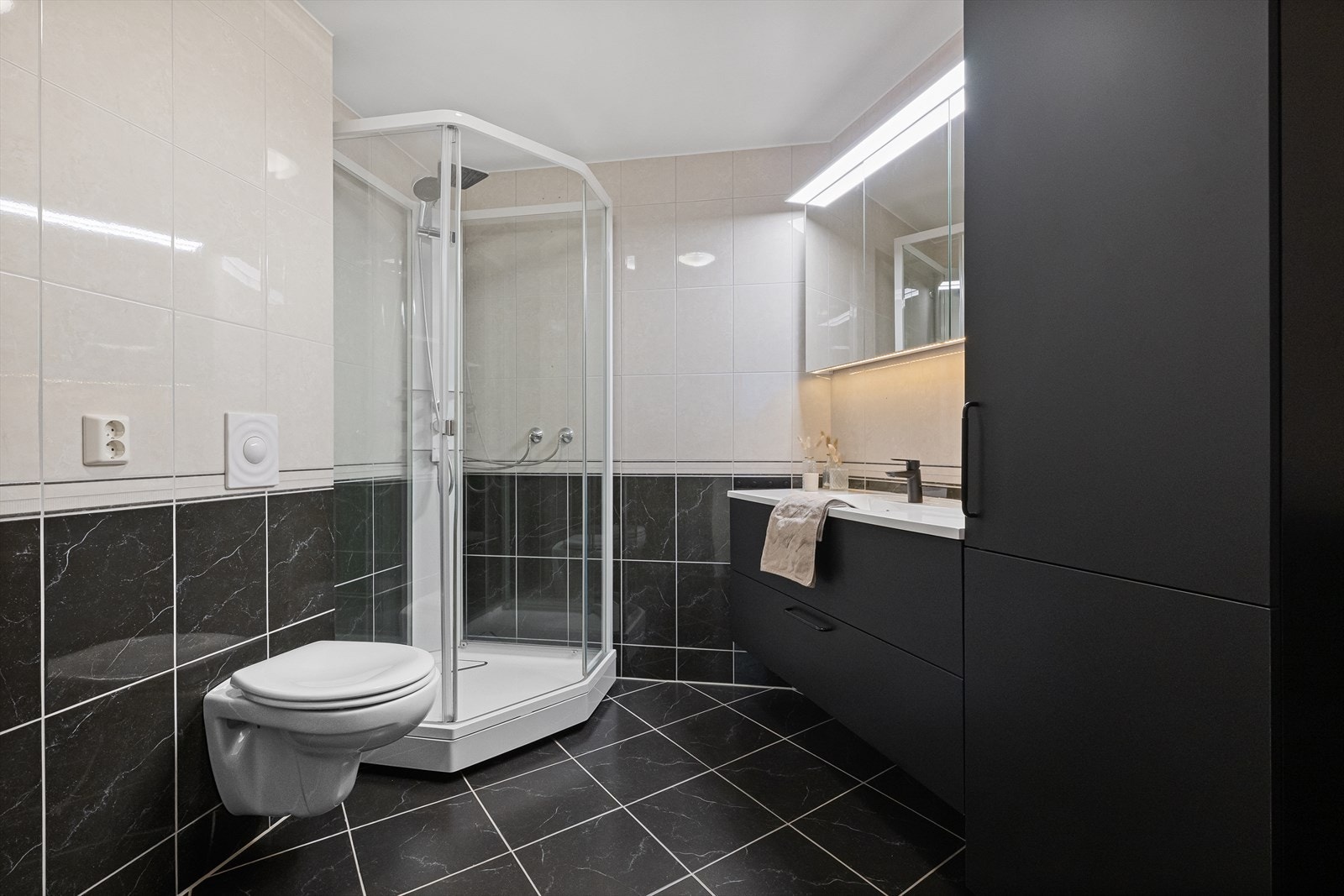 Helfliset bad med nyere innredning Galleribilde